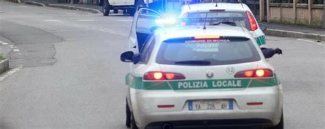 Monza Centrato Da Unauto Scende Dal Furgone E Mena Tutti Il