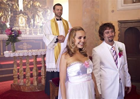 Pochádza z umeleckej rodiny, jej otec jiří vondráček je známy muzikant a skladateľ, matka hana. Lucie Vondráčková: Moje srdce patří češtině | Módní trendy pro ženy - Vlasta.cz