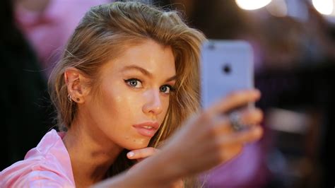 Heres How To Take The Perfect Iphone Selfie Get Ready To Smize