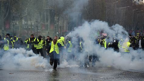 Paris Police Fire Tear Gas And Water Cannons At ‘yellow Vest Protesters The New York Times