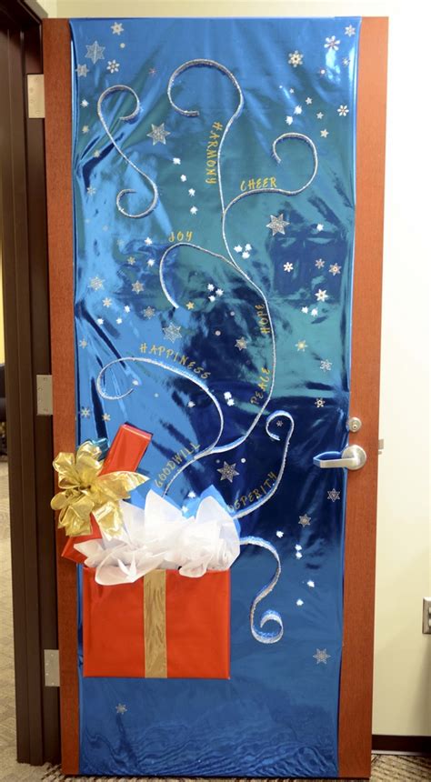 Christmas Door Decorations Ideas For The Front And Interior Doors