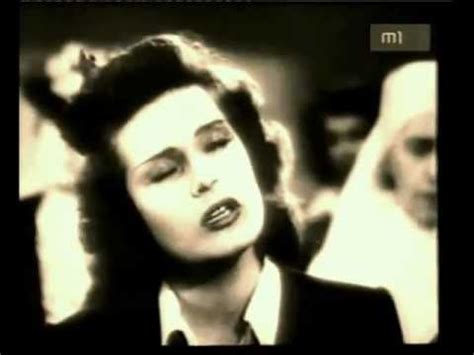 Én csak olyankor tudtam igazán szeretni az apámat, amikor a lóversenyen elvesztette a pénzét. Karády Katalin énekli a Valahol Oroszországban c.dalát ...