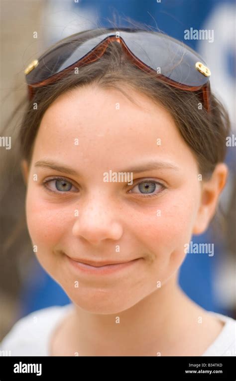 12 Jahre Alte Weiße Kaukasische Mädchen Im Urlaub In Kroatien Stockfotografie Alamy