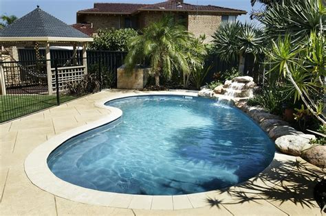 Here are the keys to their popularity, along with a few notable disadvantages of the iconic kidney pool. small kidney shaped pool | Pools | Pinterest | Kidney ...