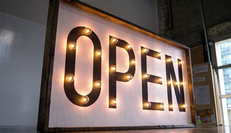 Перевод слова open, американское и британское произношение, транскрипция, словосочетания, однокоренные слова, примеры использования. VMware Closes Acquisition of VeloCloud Networks