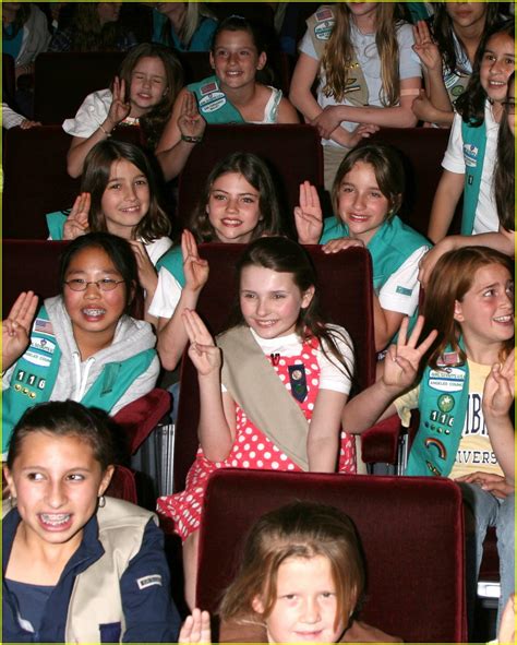 Abigail Breslin Enters Girl Scout Central Photo 1025131 Photos