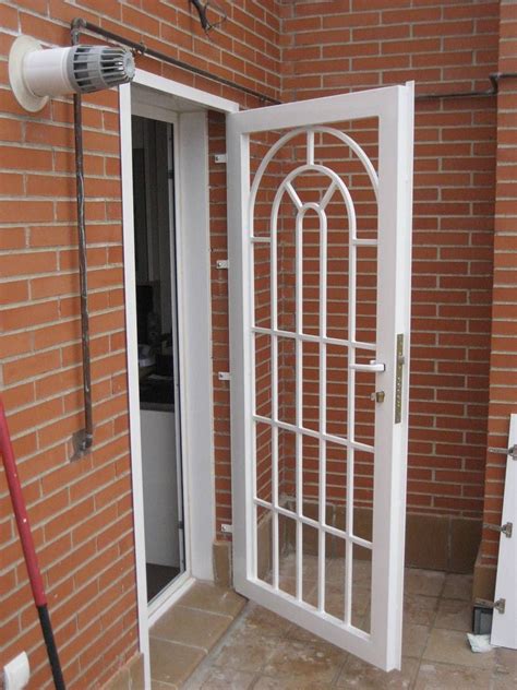 Publicación vinculada puerta mosquiteras plisadas ideco pietta 22 y royal 32. Rejas para Puerta, estilo Inglés | Grill Gate en 2019 ...