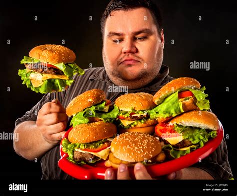 Fat Man comer comida rápida hamberger Desayuno para personas con