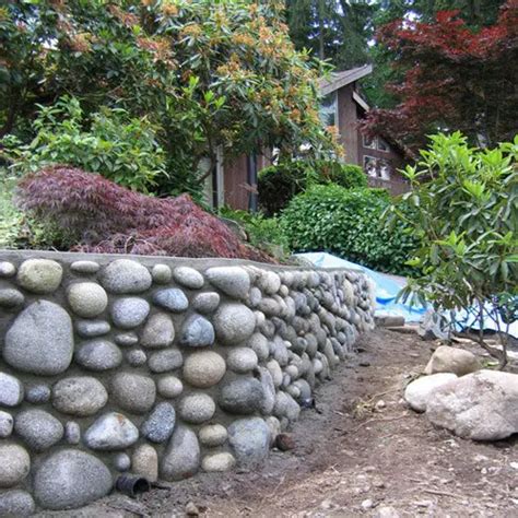 Building River Stone Walls With Mortar Sobriety And Elegance