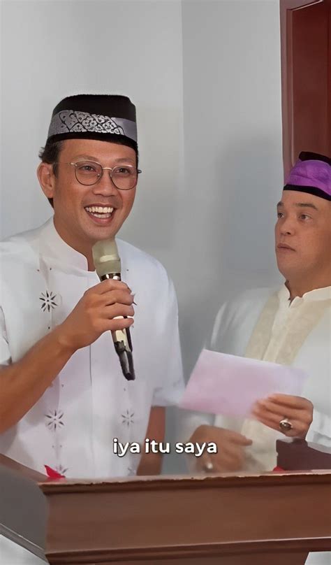 Potret Denny Sumargo Sumbang Sajadah Ke Musala