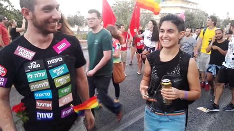 מארגני אירועי הגאווה בתל אביב, ירושלים ובאר שבע הודיעו כי בשל הגבלות הקורונה, בחודש יוני יתקיימו אירועים וירטואליים. החולצה הכי מעניינת במצעד הגאווה, ירושלים 2016 - YouTube