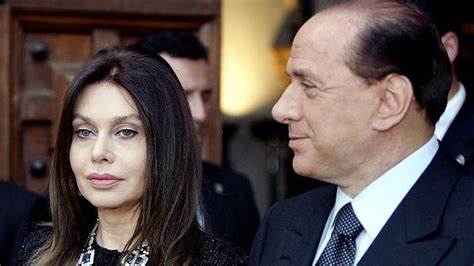 Berlusconi Pagará Un Cheque De Tres Millones Al Mes Por La Separación