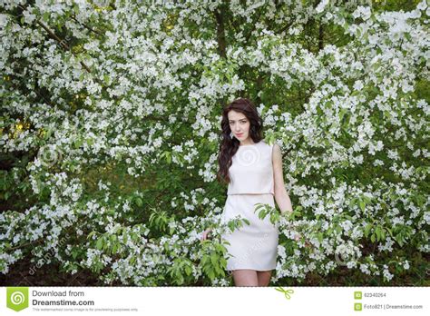 In primavera, i suoi fiori bianchi faranno della vostra siepe una meraviglia. Ragazza Vicino Ad Un Cespuglio Dei Fiori Bianchi ...