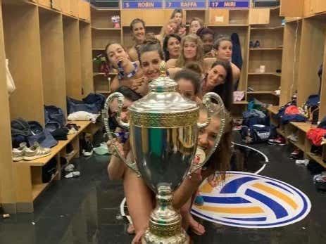 Women S Volleyball Team Celebrates Naked With The Trophy The Way You Should Barstool Sports