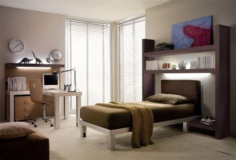 Decorate a little boy's room with primary colors. Tips to Decorate Your Kids Rooms; Bedroom Decorating Ideas