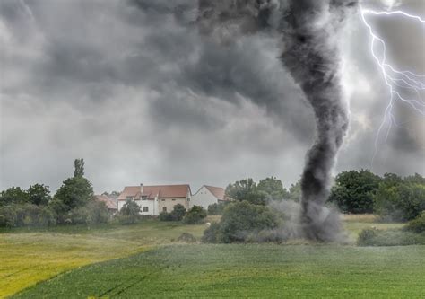 Tornádó m (genitive singular tornádó, nominative plural tornádónna). Am Wochenende schwere Unwetter mit Tornado und Sturzfluten!