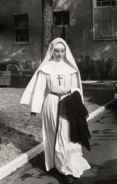 audrey hepburn on the set of the nun s story 1958 de timeless audrey hepburn the nun s story