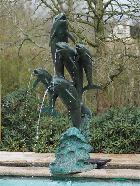 Bronzefigur Fünf Delphine Wasserspeiend Wasserspiele Aus Bronze