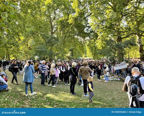 Floral Tributes To the Queen Editorial Photo - Image of bouquet