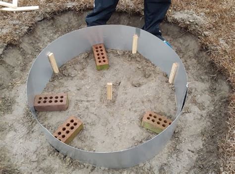 Now things started to get a little more fun, as we mapped out the border for our fire pit zone. Δείτε πώς να φτιάξετε μια πανέμορφη εστία τζακιού στον ...