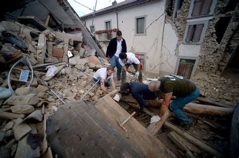 Terremoto, Amatrice rasa al suolo: le macerie - la Repubblica