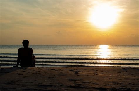 Hombre Sentado Solo — Cuadro Hombre Sentado Solo En La Playa
