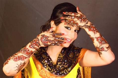 Una activista pakistaní ha desatado una avalancha de reacciones en las redes sociales tras compartir una fotografía de su esposo llevando una burka en una publicación en tono satírico que intenta desafiar los estereotipos de género. Pakistani mehndi Designs | Pakistani Mehndi designs for ...