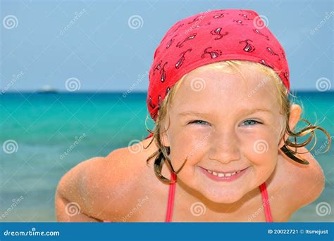 Gelukkig Meisje Op Het Strand Stock Afbeelding Image Of Meisje