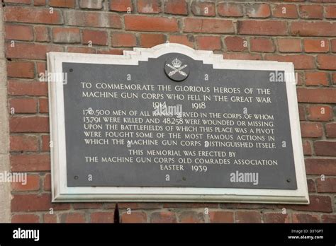 Machine Gun Corps Memorial En Face De Lhôtel De Ville Dalbert En