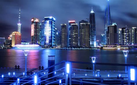 China Shanghai Pudong Nacht Lichter Wolkenkratzer Fluss Huangpu