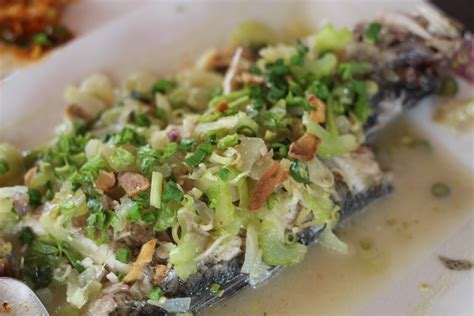 Ratakan air limau, sos ikan dan sos tiram pada ikan. Resepi Ikan Siakap Stim Limau Ala Thai | Azhan.co