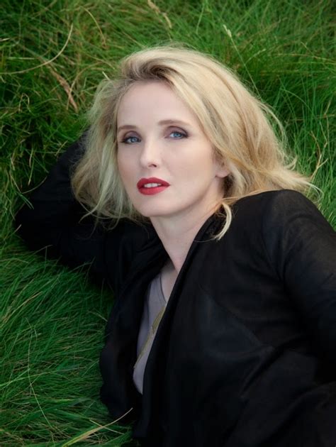 She is best known for starring in the 1990 historical war drama europa europa, and also starred alongside ethan hawke in the 1995 romantic drama before sunrise. Afotostresdetres: Julie Delpy