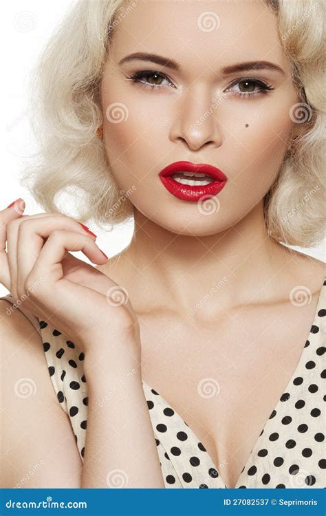 Sexy Speld Omhooggaande Retro Samenstelling Het Blonde Model Van De Manier Stock Afbeelding