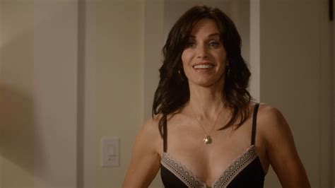 See Courteney Cox Eat Pizza In The Most Weird Means Cookingsolid In