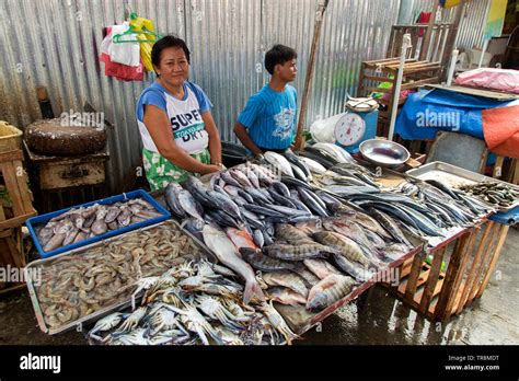 Manila Philippines July 16 2018 Fresh Seafood Filipino Vendors On