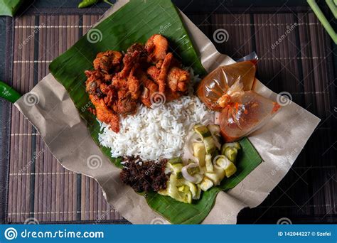 Ja nasi kukus ayam cincang. Nasi kukus ayam berempah stock image. Image of indonesia ...