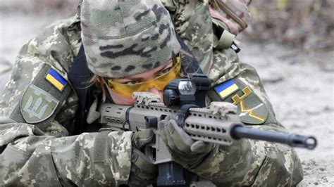 Uccisi 2 Soldati Ucraini Colpi Di Mortaio Sfiorano Ministro Di Kiev