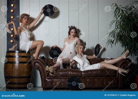 Belles Filles Habill Es Dans Des Quipements De Style D Aileron Image Stock Image Du Mode