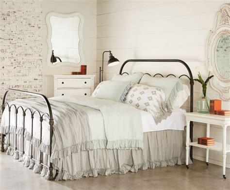 35 Stunning Magnolia Homes Bedroom Design Ideas For Comfortable Sleep 047 Home Bedroom Design
