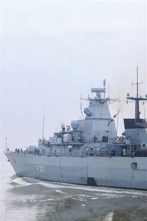 Die bundeswehr engagiert sich seit den neunzigerjahren dauerhaft und teils langjährig in den auslandseinsätzen. Fregatte "Bayern" bricht ins Mittelmeer auf | NDR.de ...