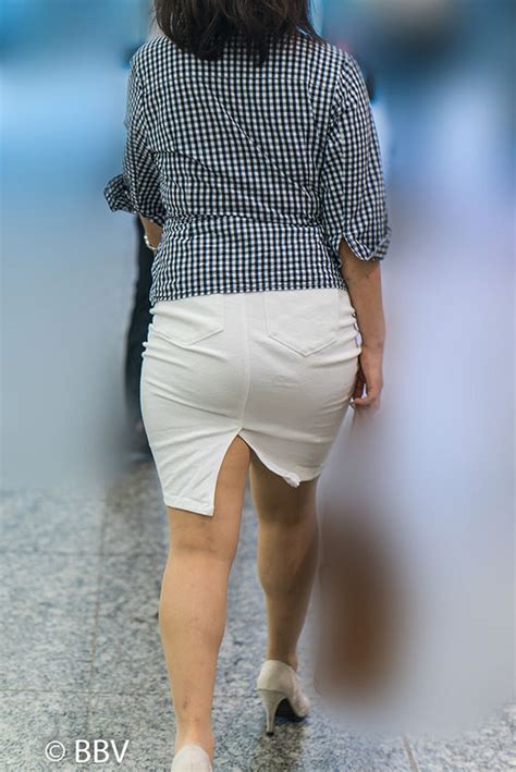 ウホッ！ヤバイぐらいエロい、デカ尻熟女発見！白のタイトスカートがパツパツのプリップリ！ beauty back view