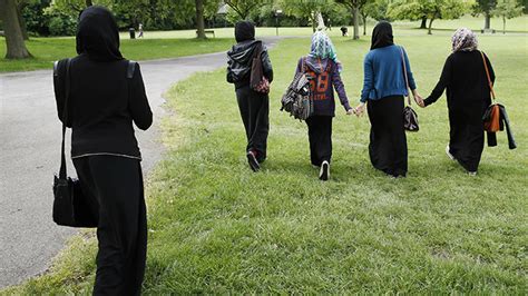Muslim Woman Sues Michigan Police After Forced Headscarf Removal — Rt