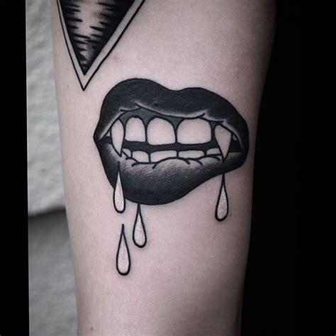 40 Ideas De Tatuajes De Vampiros Y Su Significado Tooth Tattoo Mouth
