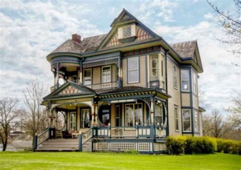This sophisticated victorian house would make you feel like royalty! 16 Beautiful Victorian House Designs