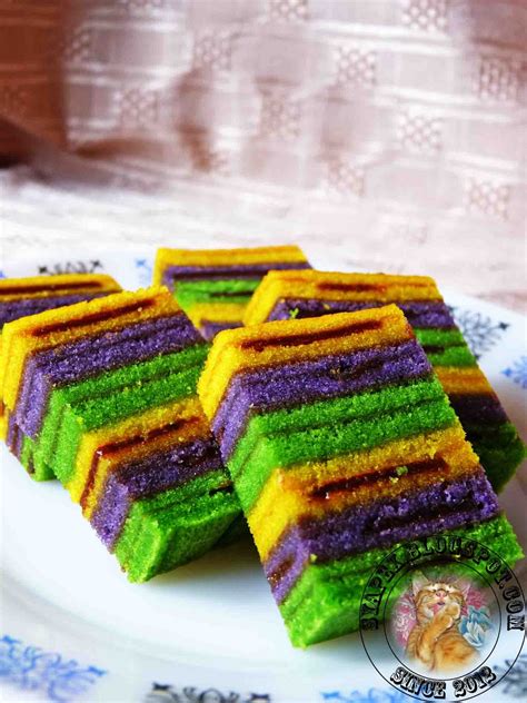 Hiaskan kek dengan serbuk kelapa kering dan hirisan daun. syapex kitchen: Kek Lapis Asam Manis (bakar)