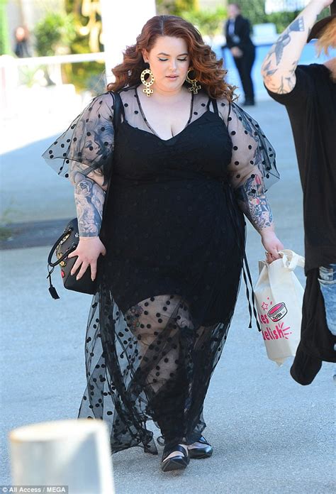 Size 22 Model Tess Holliday Wows In Plunging Sheer Dress Daily Mail Online