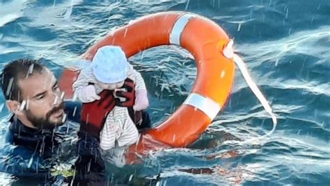 Ceuta Le Immagini Dei Migranti Un Agente Salva Un Bambino In Mare