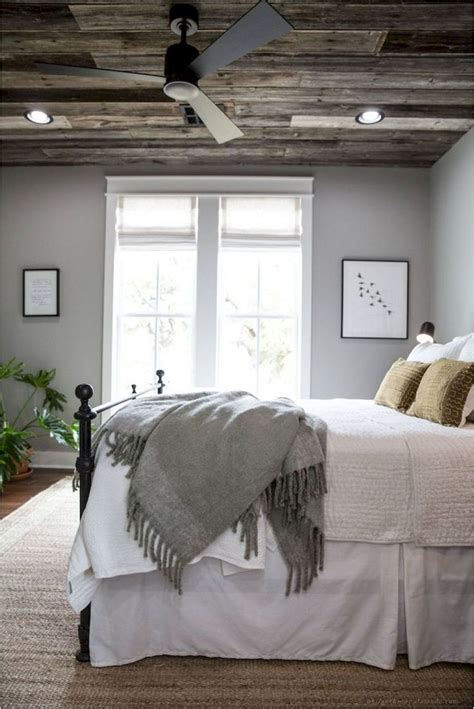 60 Rustic Farmhouse Style Master Bedroom Ideas 33