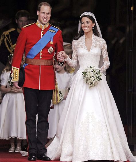 Here are our suggestions on what we think kate middleton's wedding dress should be! Kate Middleton's Wedding Dress designed by Sarah Burton ...