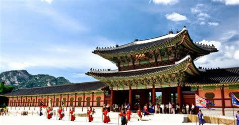 Los rascacielos de los centros de negocios están adyacentes a palacios y templos. Lugares turísticos de corea del sur